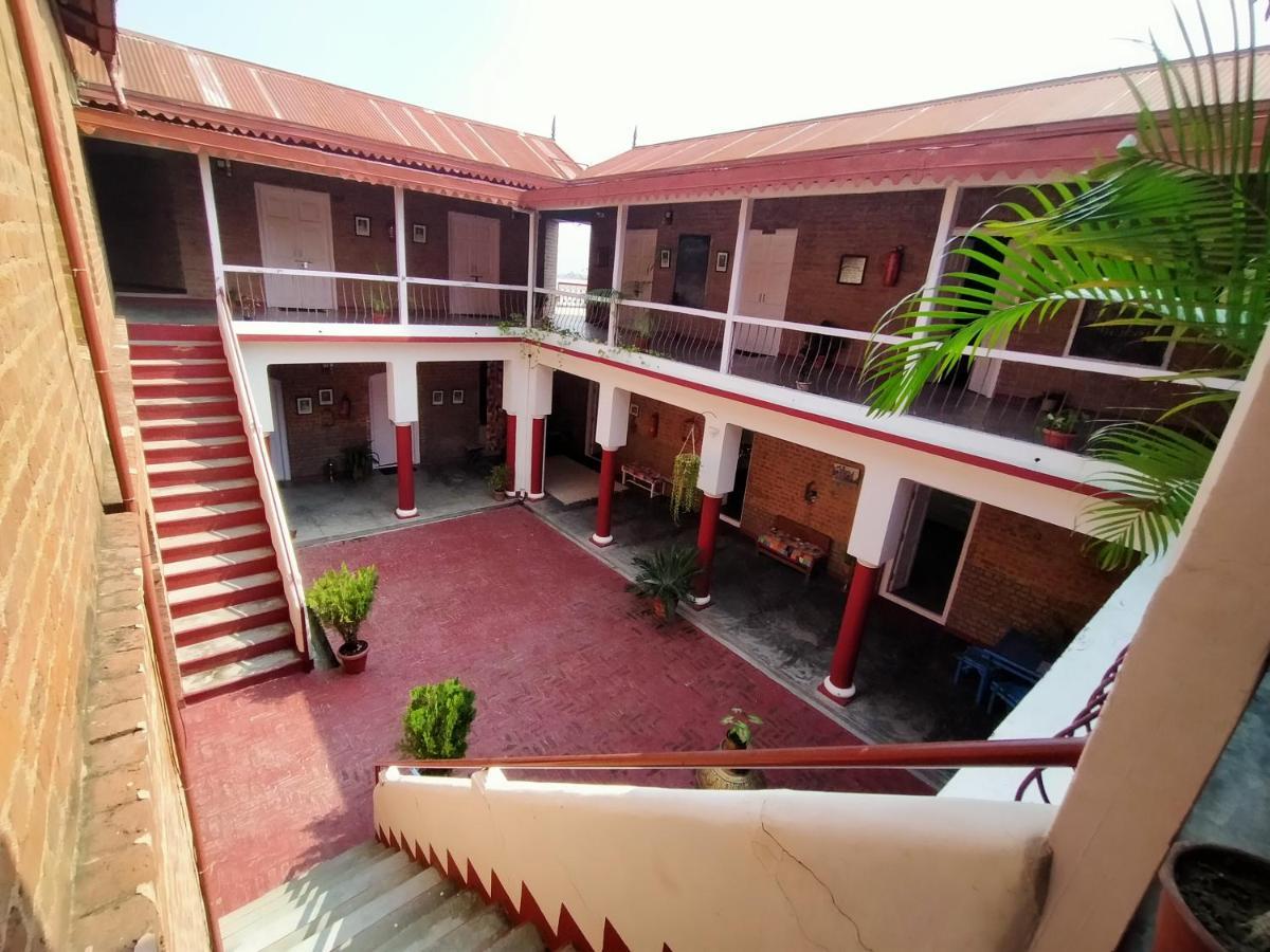 Naurang Yatri Niwas Hotel Garli Exterior foto